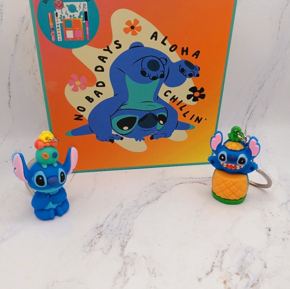 Stitch Makeup & 2 keychains NWT - Picture 2 of 11